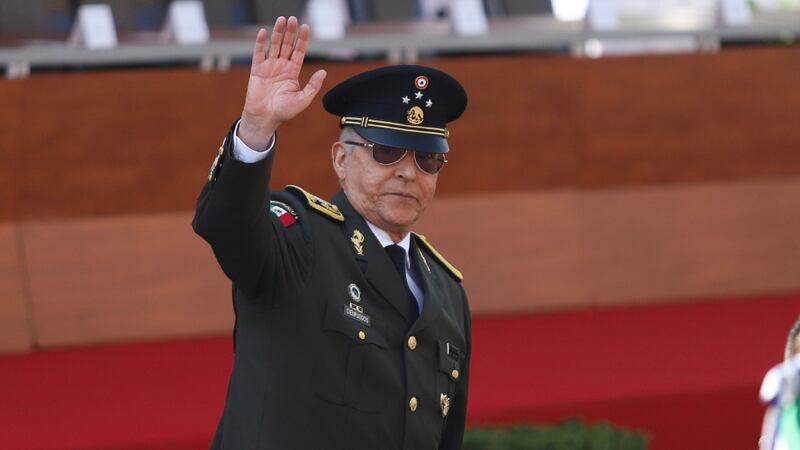 Reparece Salvador Cienfuegos en primera Marcha de la Lealtad encabezada por Sheinbaum