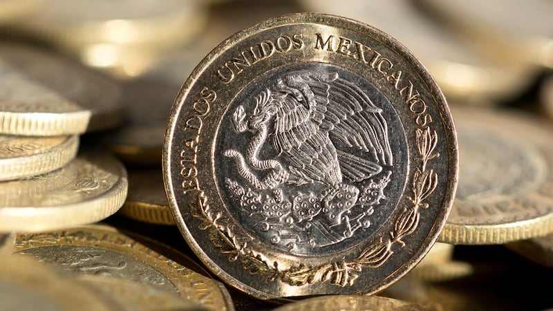 Peso mexicano avanza frente al dólar y desafía el piso de las 17 unidades