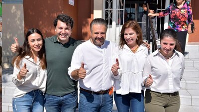 Así fue como acudió el candidato a ejercer su voto.