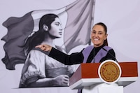 Sheinbaum atribuye alza en jitomate, limón y pollo a factores externos; dice que será temporal