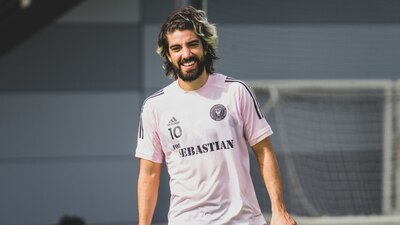 Actualmente jugador del club A.E.K. Atenas F.C., de la Súperliga de Grecia