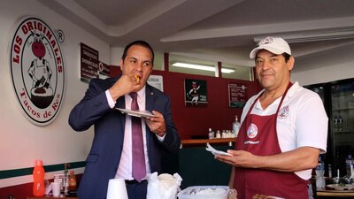 El gobernador de Morelos comiendo tacos de res