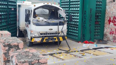 Los estudiantes intentaron incendiar un camión cerca del batallón de la Sedena