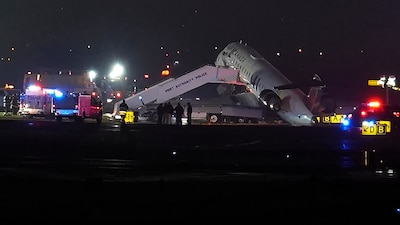Avión choca contra vehículo de bomberos