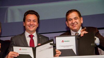 El extitular de Pemex durante la firmas de un convenio en el 2013