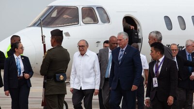 El Presidente de Cuba arribó al AIFA, donde fue recibido por autoridades federales.