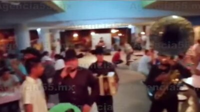 Un grupo de presos en Chiapas festeja con un conjunto de norteño-banda