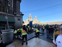Blindan el Centro Histórico previo al 25N; colocan vallas en Palacio Nacional y Bellas Artes