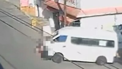 Se percata que algo golpeó su unidad, pero no se baja a revisar, por lo que atropella varias veces a ala mujer