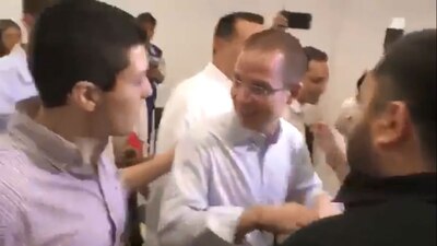 Ante los cuestionamientos y sin contestar, Anaya (centro) fue protegido para evitar ser increpado