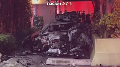La persona iba conduciendo su vehículo BMW a exceso de velocidad y, al llegar a una curva, perdió el control