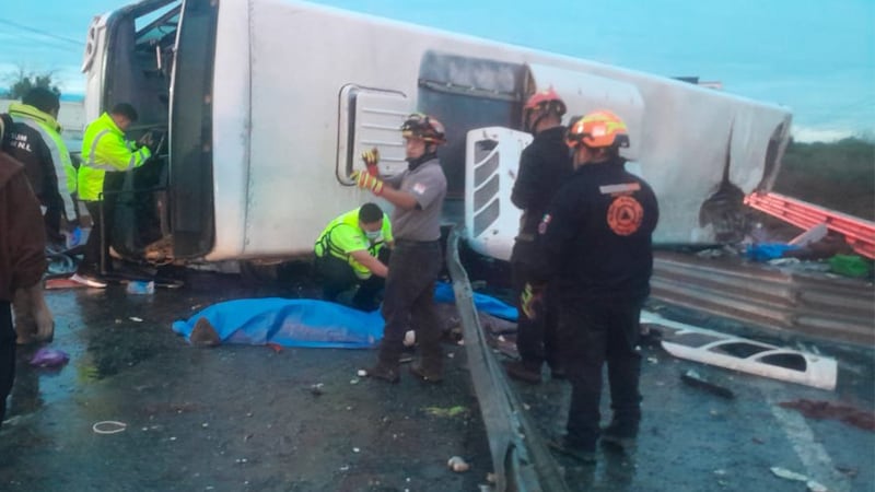 Vuelca camión de pasajeros en NL; hay al menos 8 muertos y 20 heridos