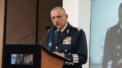 Fue detenido en el Aeropuerto de Los Ángeles, California