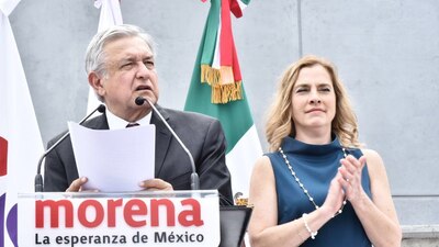 AMLO estuvo acompañado por su esposa durante su registro
