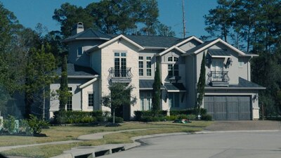 Carolyn Adams mostró la documentación de arrendamiento del inmueble