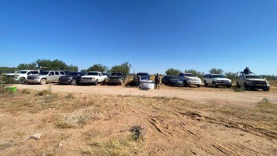 Dentro de los autos se aseguraron 23 aditamentos para lanzar explosivos con drones