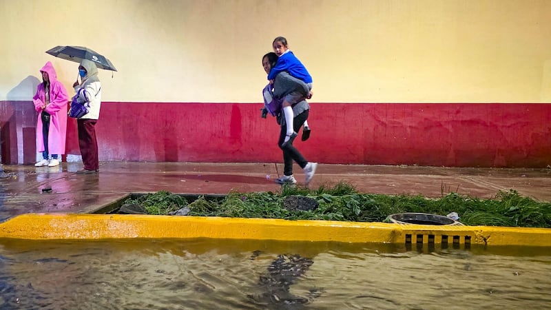 Persisten lluvias fuertes en CDMX este jueves; prevén tormentas y posible caída de granizo
