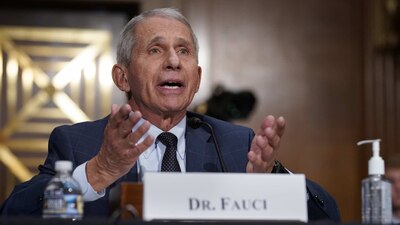 Fauci ha participado en conversaciones para modificar las directrices de uso de las mascarillas.
