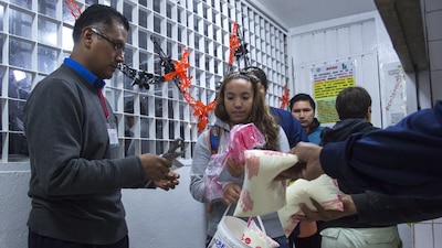 Tiene un precio, actualmente, de 6.50 pesos, aunque se tiene un servicio especial para las localidades de mayor pobreza