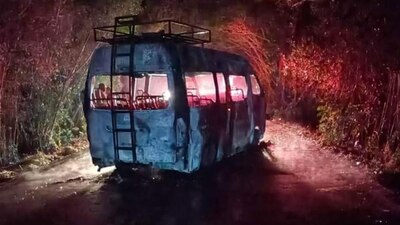 Tras cierres de vacaciones, dos automóviles incendiados y bloqueos