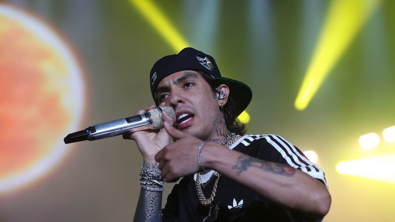 Piden suspender música de Natanael Cano por incidente con DJ; gremio exige disculpa