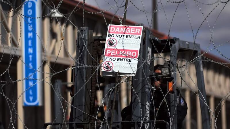 EU coloca alambre de púas en la frontera con México antes de la llegada de Trump
