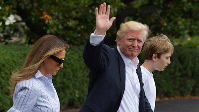 Melanita, Donald y Barron Trump en camino al helicóptero presidencial