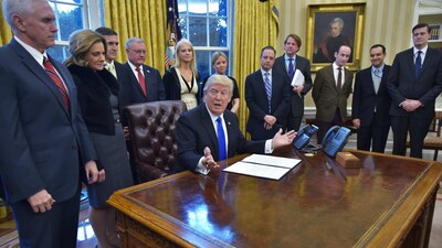 En sus primeros días de gobierno, Trump ha firmado diversas órdenes que han causado polémica