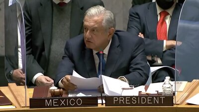 AMLO aprovechó los micrófonos para lanzar una propuesta para erradicar la pobreza