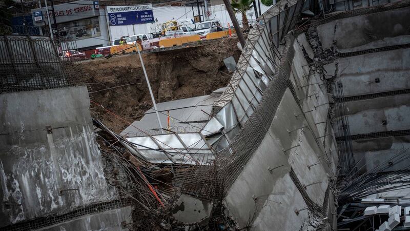 GALERÍA: Así es el mega socavón que asombró a los pobladores en Tijuana