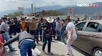 VIDEO: En medio de bloqueo rumbo a Acapulco, mujer sube el volumen de su estéreo y se pone a bailar