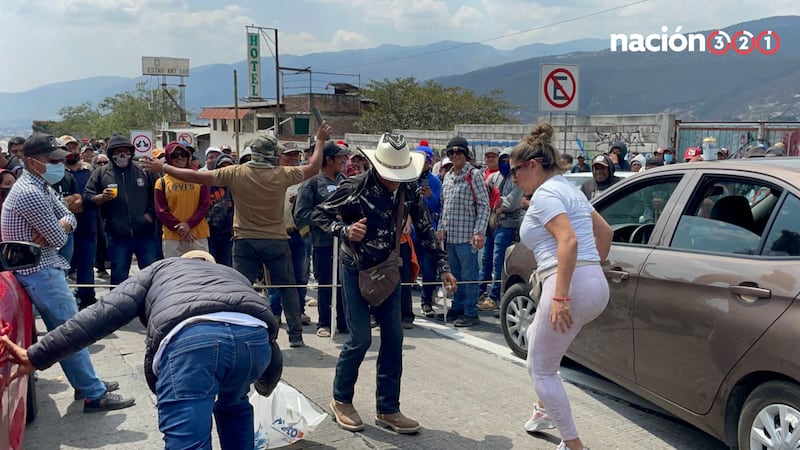 VIDEO: En medio de bloqueo rumbo a Acapulco, mujer sube el volumen de su estéreo y se pone a bailar