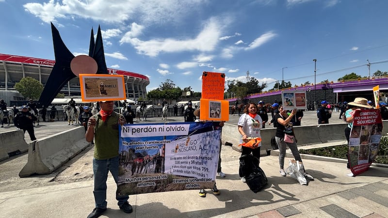 Madres Buscadoras protestan afuera del Estadio Azteca; denuncian falta de avances