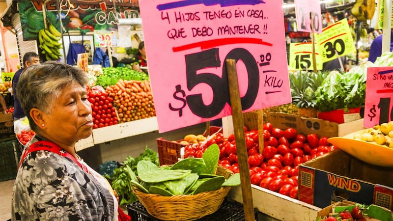 Canasta básica sube hasta 8.3% anual y rebasa casi al doble la inflación en México: Inegi