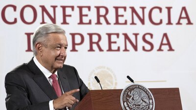 El presidente López Obrador realizó una caminata para estirar los músculos previo a la marcha del domingo.
