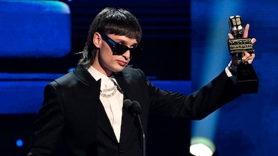 El cantante de corridos tumbados lució en la gala de los premios