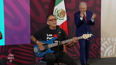 El Presidente también cantó con los músicos