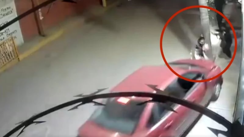 VIDEO: Conductor ebrio atropella a mujer frente a su hijo; se da a la fuga