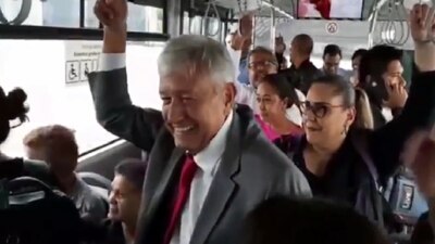 AMLO se subió a un camión en el aeropuerto que lo llevó al avión