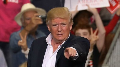 Un funcionario del gobierno estadounidense fue despedido por criticarlo