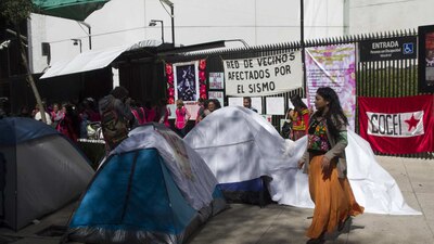 En la sede del Senado, algunos damnificados pusieron un plantón para exigir ayuda al gobierno federal