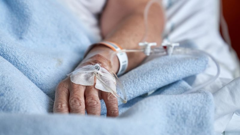 Mueren un hombre y su hijo tras recibir suero vitaminoso en clínica de Sonora