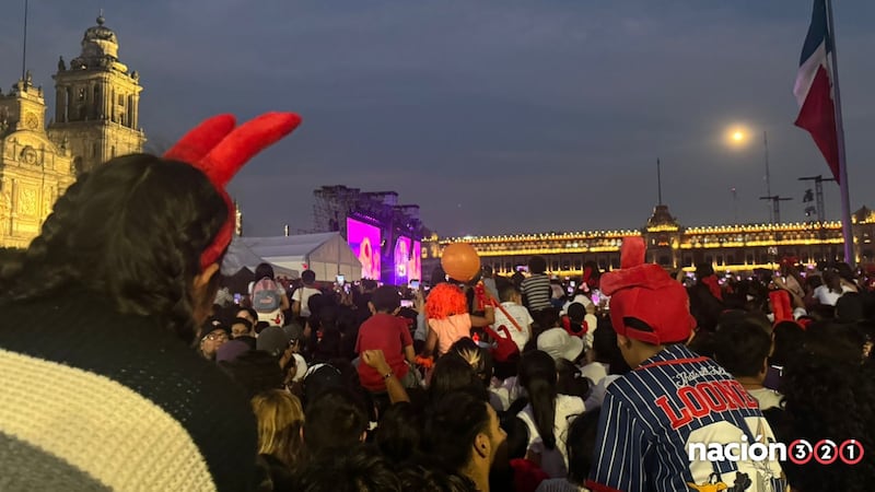 VIDEO: Aglomeraciones, gritos y empujones marcan concierto de 31 Minutos en el Zócalo