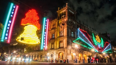 Las luces que adornan anualmente los alrededores del Zócalo de la Ciudad de México por los festejos patrios