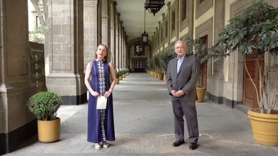 El mandatario apareció junto a su esposa en un video publicado en su cuenta de Twitter