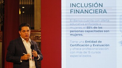 El funcionario dio la noticia a través de su cuenta de Twitter; dijo que seguirá trabajando en casa