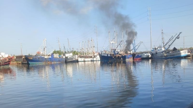 VIDEO: Explota barco camaronero en el Muelle de las Malvinas, en Mazatlán; hay un muerto