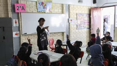 A los maestros de primaria se les considera dentro de las 3 profesiones más honestas