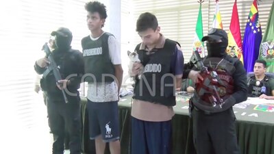 Se negó a abandonar a su gato en casa, por lo que los policías se los llevaron juntos