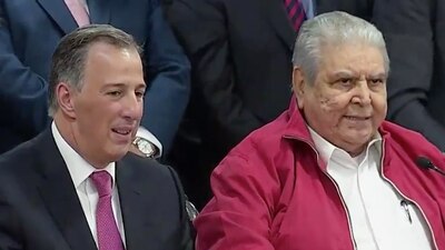 José Antonio Meade fue arropado por el dirigente de la CTM, Carlos Aceves del Olmo